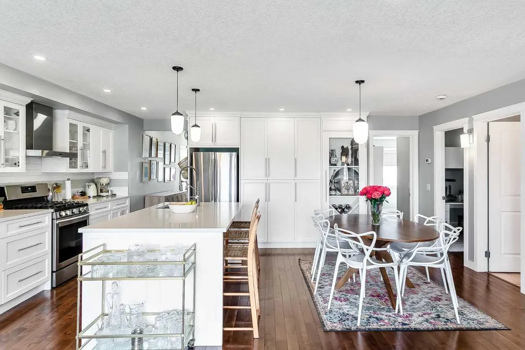 95 Hillgrove Crescent SW Calgary AB T2V 3K9