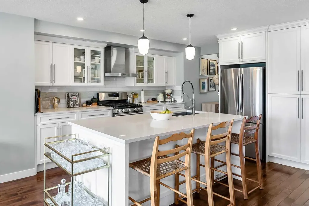 95 Hillgrove Crescent SW Calgary AB T2V 3K9