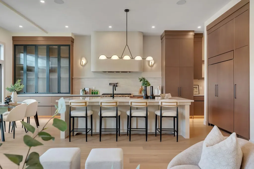 2034 49 Avenue SW Calgary AB T2T 2V4