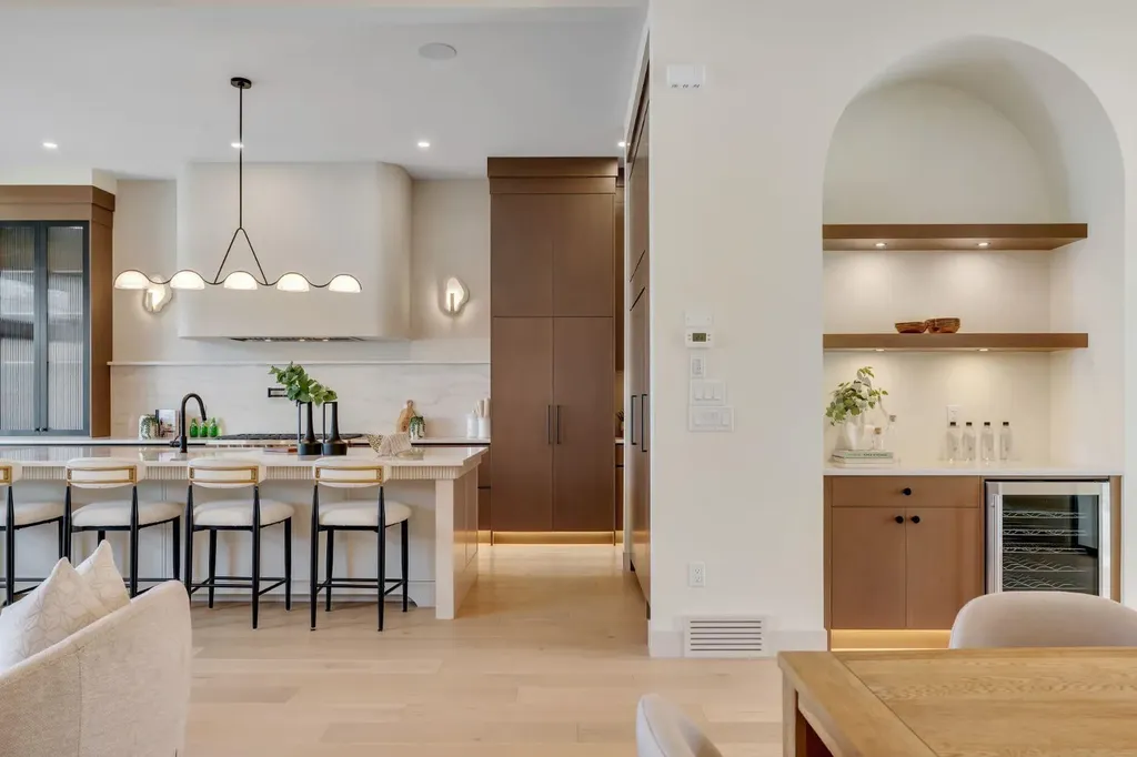 2034 49 Avenue SW Calgary AB T2T 2V4