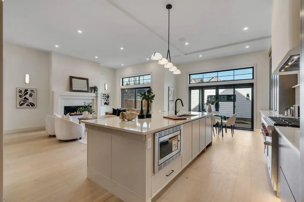 2034 49 Avenue SW Calgary AB T2T 2V4