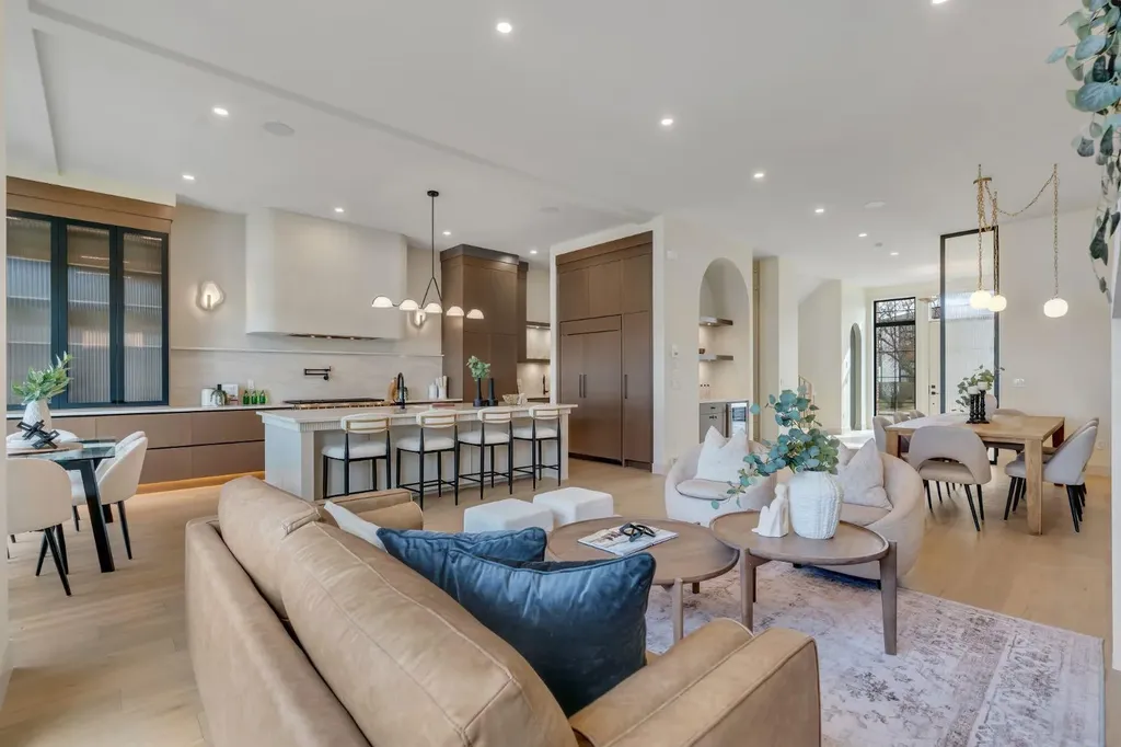 2034 49 Avenue SW Calgary AB T2T 2V4