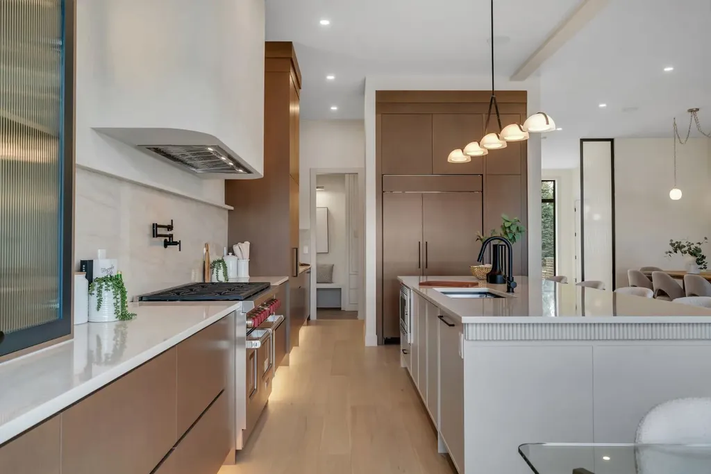 2034 49 Avenue SW Calgary AB T2T 2V4