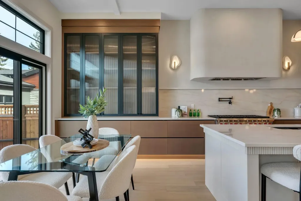 2034 49 Avenue SW Calgary AB T2T 2V4