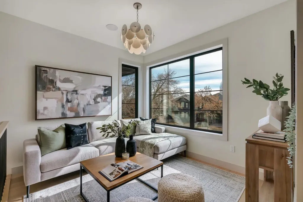 2034 49 Avenue SW Calgary AB T2T 2V4