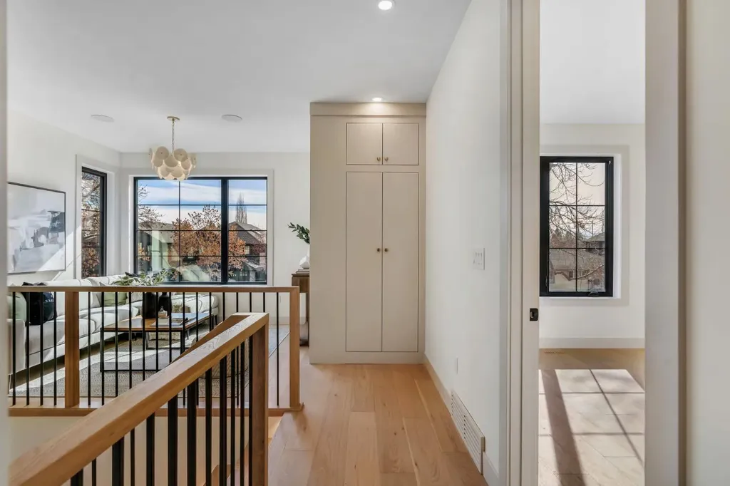 2034 49 Avenue SW Calgary AB T2T 2V4