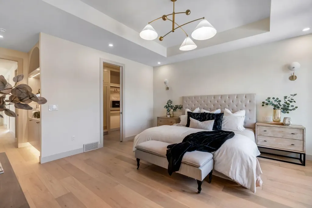 2034 49 Avenue SW Calgary AB T2T 2V4