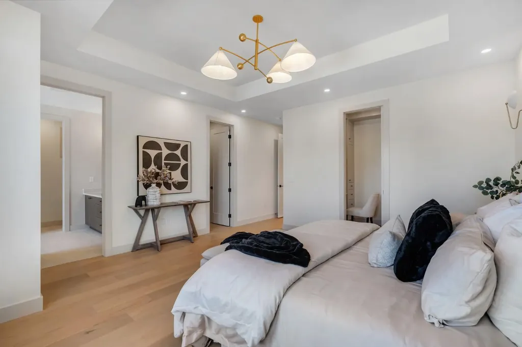 2034 49 Avenue SW Calgary AB T2T 2V4