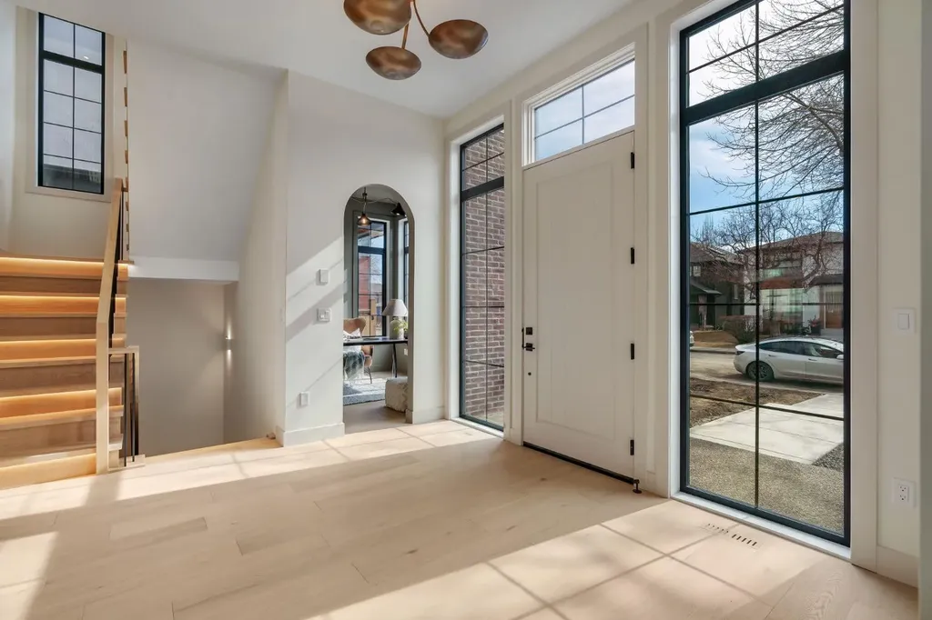 2034 49 Avenue SW Calgary AB T2T 2V4