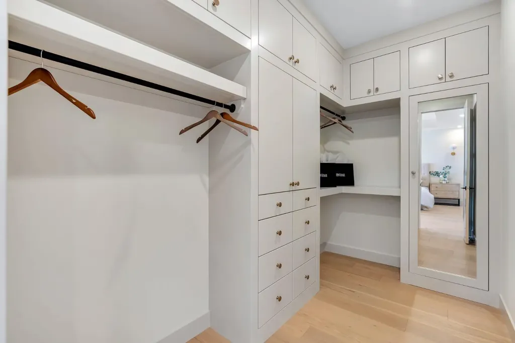 2034 49 Avenue SW Calgary AB T2T 2V4