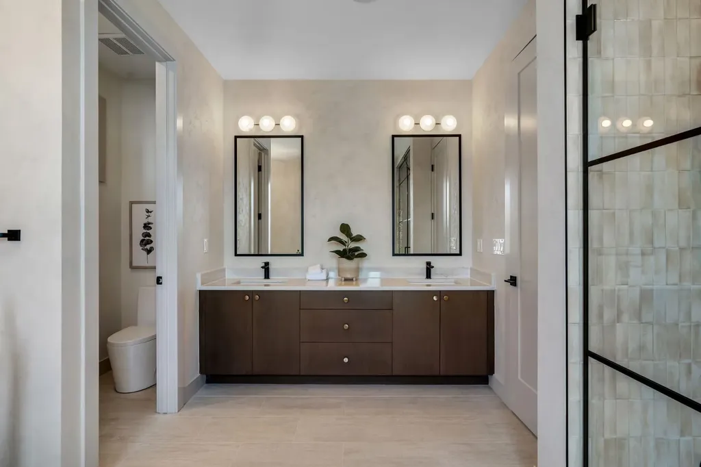 2034 49 Avenue SW Calgary AB T2T 2V4