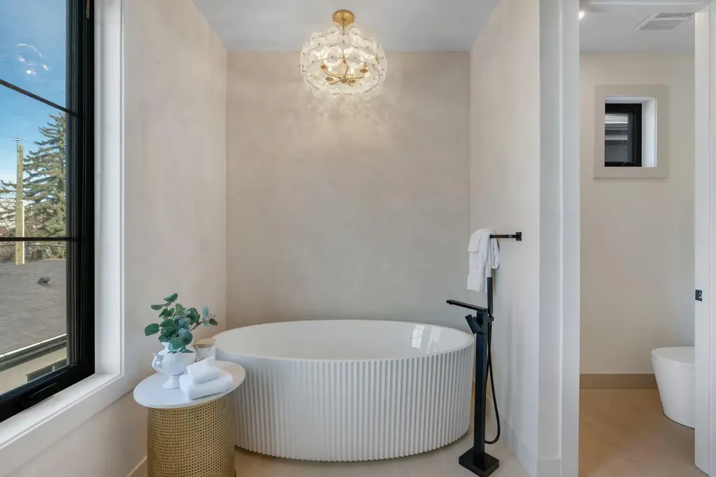 2034 49 Avenue SW Calgary AB T2T 2V4