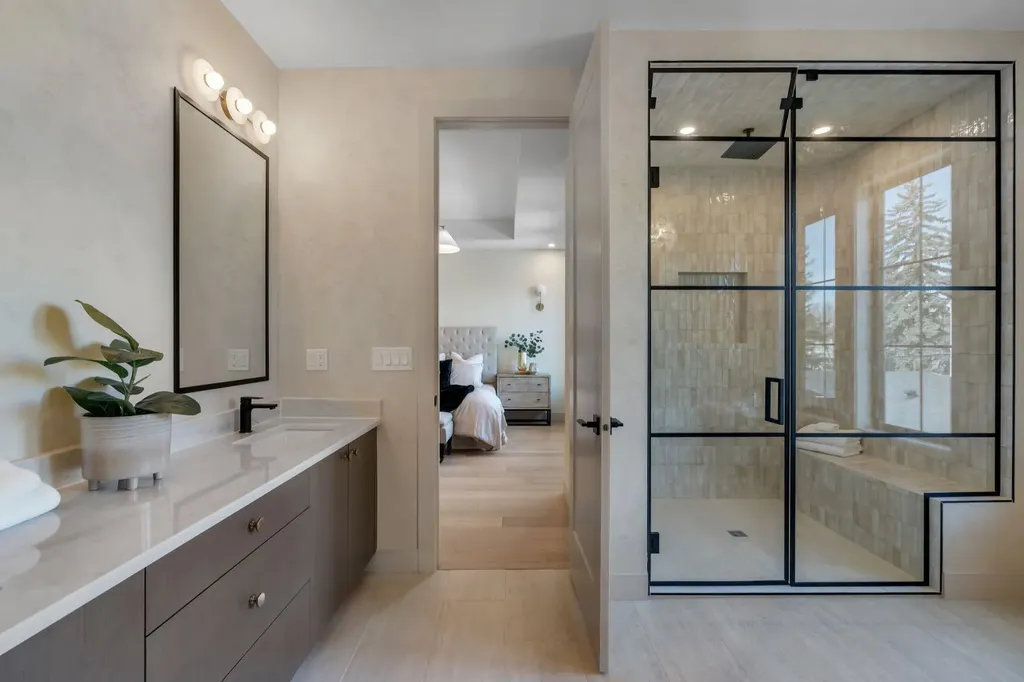 2034 49 Avenue SW Calgary AB T2T 2V4