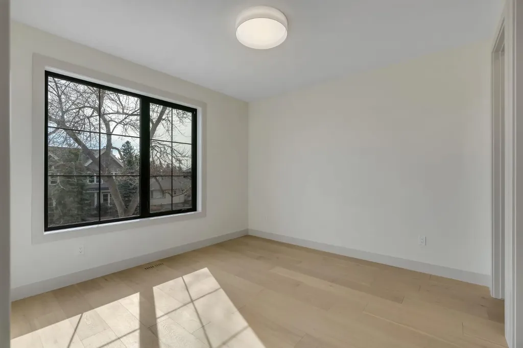 2034 49 Avenue SW Calgary AB T2T 2V4