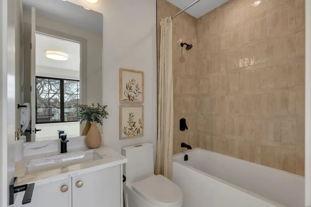 2034 49 Avenue SW Calgary AB T2T 2V4