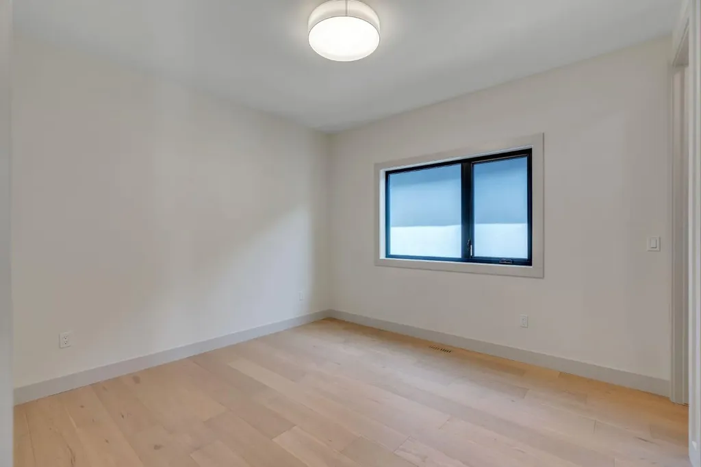 2034 49 Avenue SW Calgary AB T2T 2V4