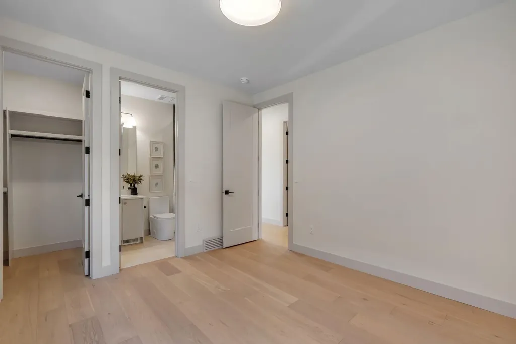 2034 49 Avenue SW Calgary AB T2T 2V4