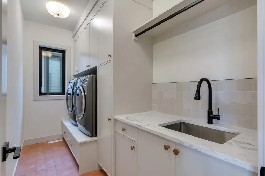 2034 49 Avenue SW Calgary AB T2T 2V4