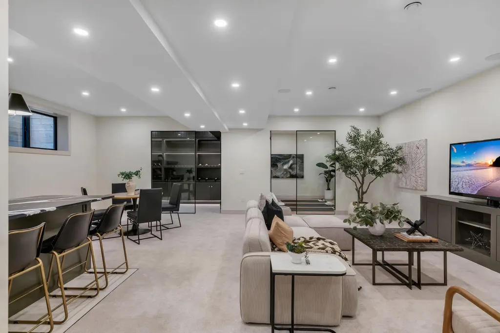 2034 49 Avenue SW Calgary AB T2T 2V4