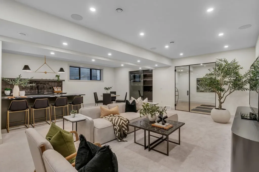 2034 49 Avenue SW Calgary AB T2T 2V4