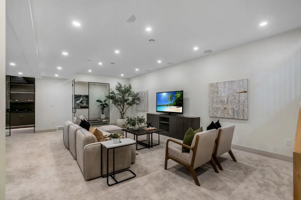 2034 49 Avenue SW Calgary AB T2T 2V4