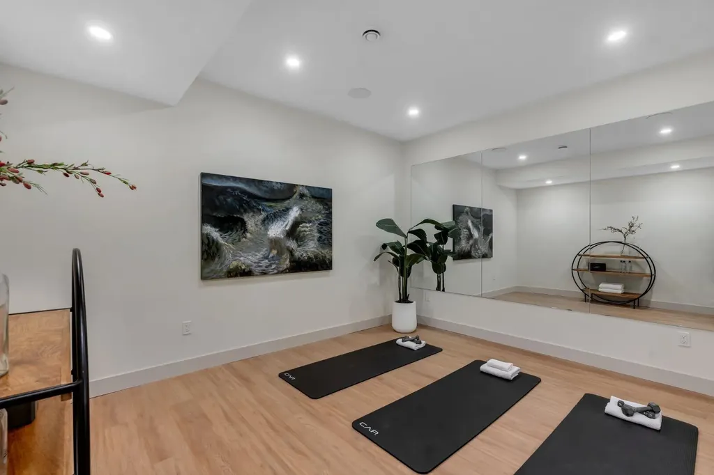 2034 49 Avenue SW Calgary AB T2T 2V4