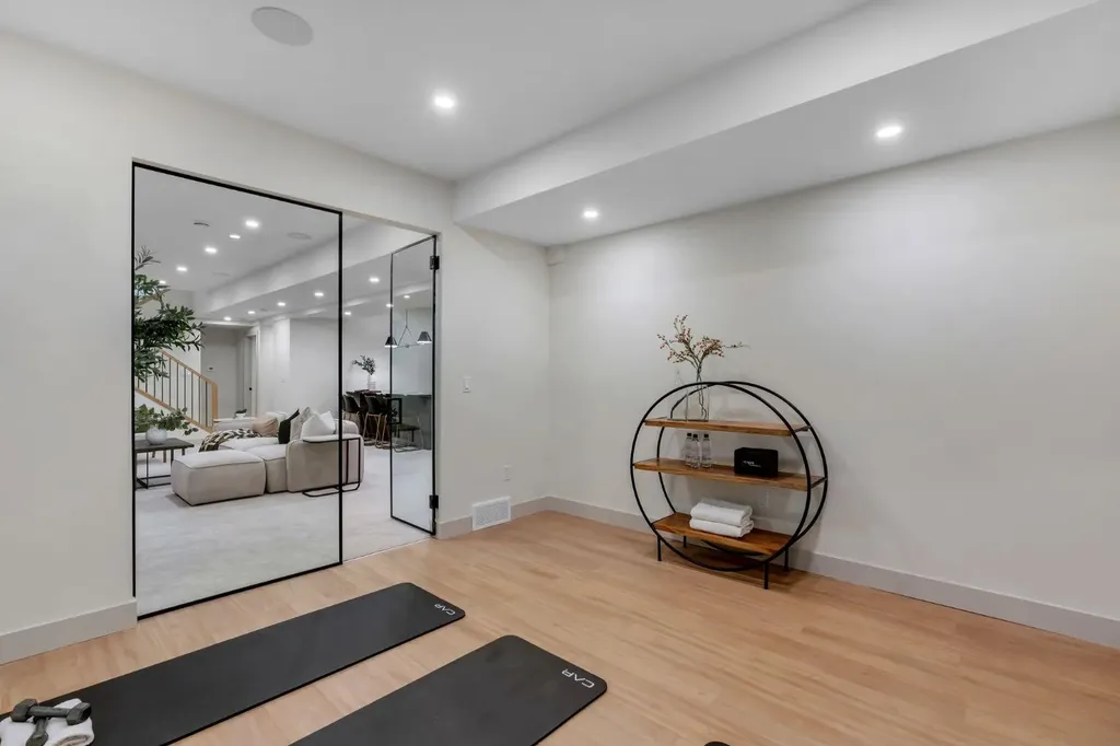 2034 49 Avenue SW Calgary AB T2T 2V4