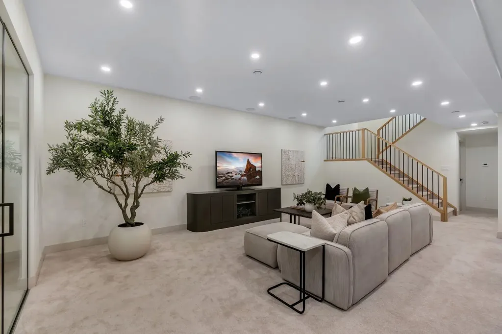 2034 49 Avenue SW Calgary AB T2T 2V4