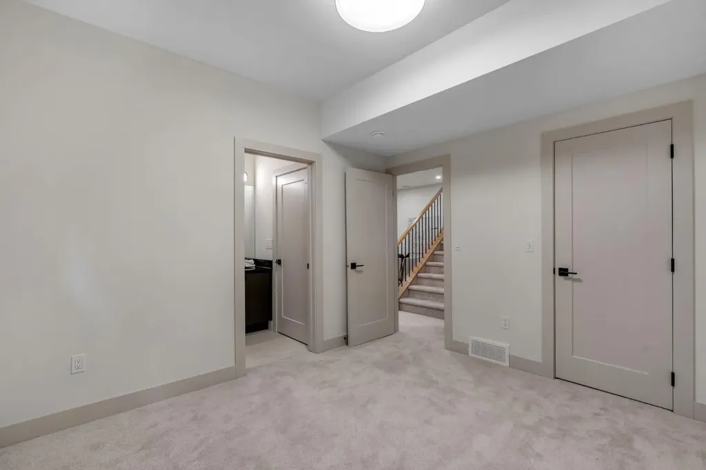 2034 49 Avenue SW Calgary AB T2T 2V4