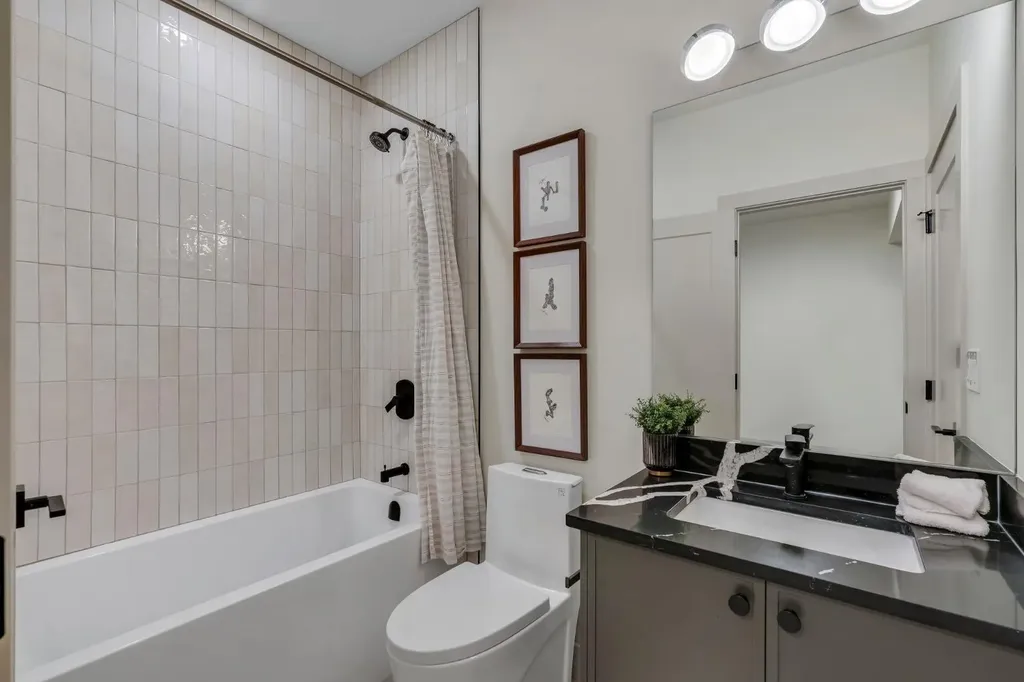 2034 49 Avenue SW Calgary AB T2T 2V4