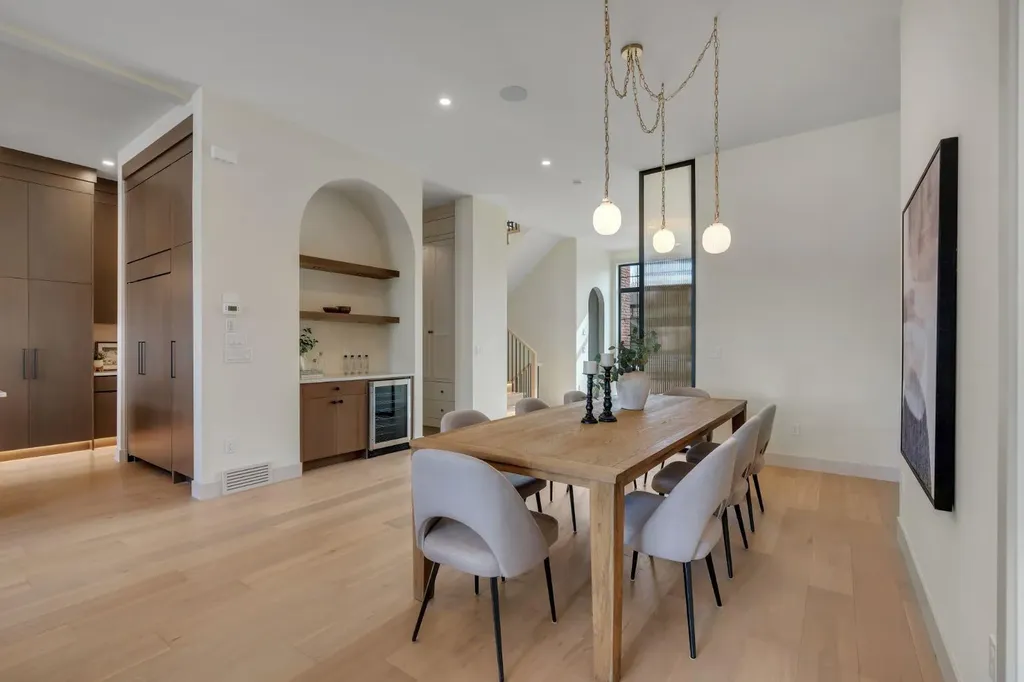 2034 49 Avenue SW Calgary AB T2T 2V4