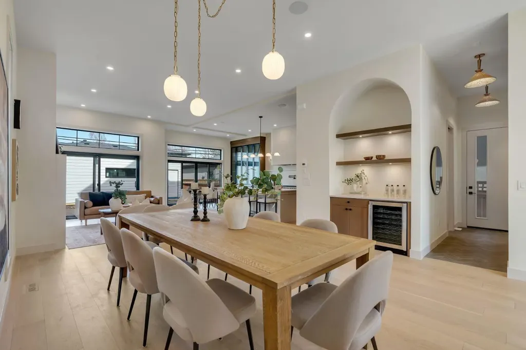 2034 49 Avenue SW Calgary AB T2T 2V4