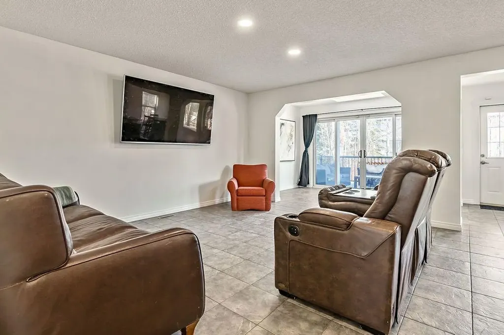 30 Drake Landing Common Okotoks AB T1S2H4