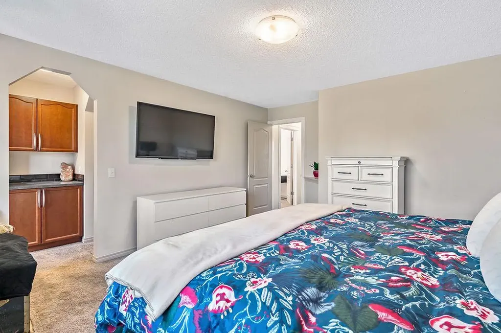 30 Drake Landing Common Okotoks AB T1S2H4