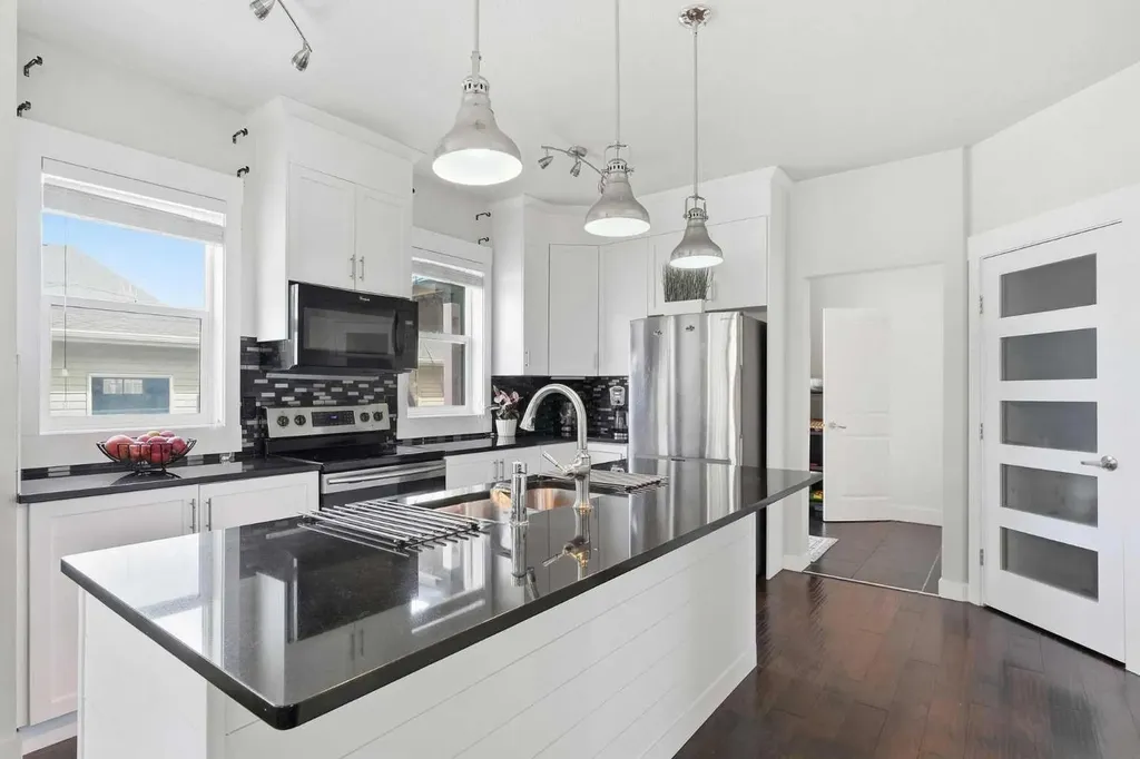 161 Rainbow Falls Glen Chestermere AB T1X 0S5