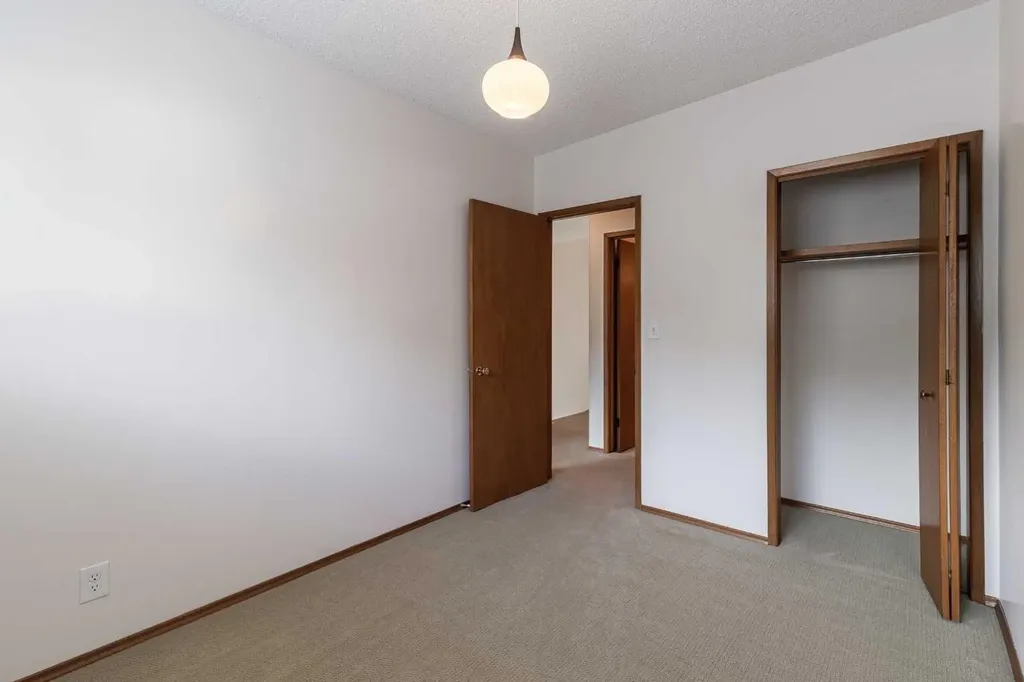 5222 Dalhousie Drive NW Calgary AB T3A 1B5