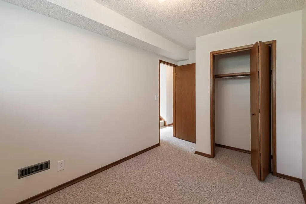 5222 Dalhousie Drive NW Calgary AB T3A 1B5