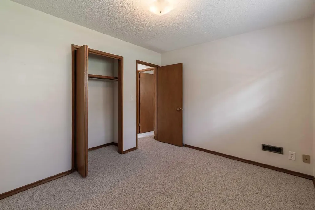5222 Dalhousie Drive NW Calgary AB T3A 1B5