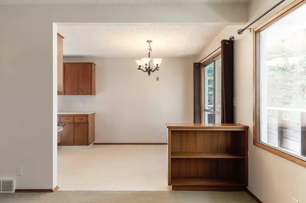 5222 Dalhousie Drive NW Calgary AB T3A 1B5