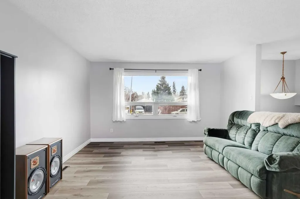 23 Clark Crescent Fort Mcmurray AB T9H 1M8