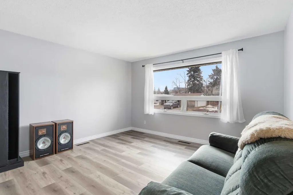 23 Clark Crescent Fort Mcmurray AB T9H 1M8