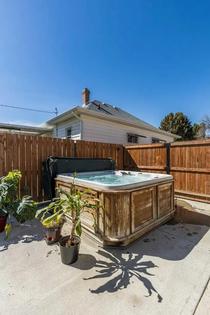 1061 Ross Street SE Medicine Hat AB T1A 0Y2