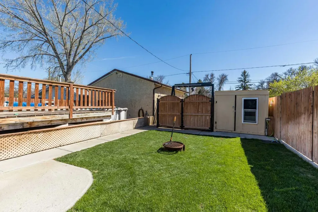 1061 Ross Street SE Medicine Hat AB T1A 0Y2