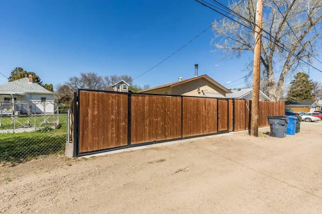 1061 Ross Street SE Medicine Hat AB T1A 0Y2