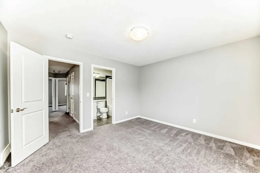 148 Howse Avenue NE Calgary AB T3P 0W1