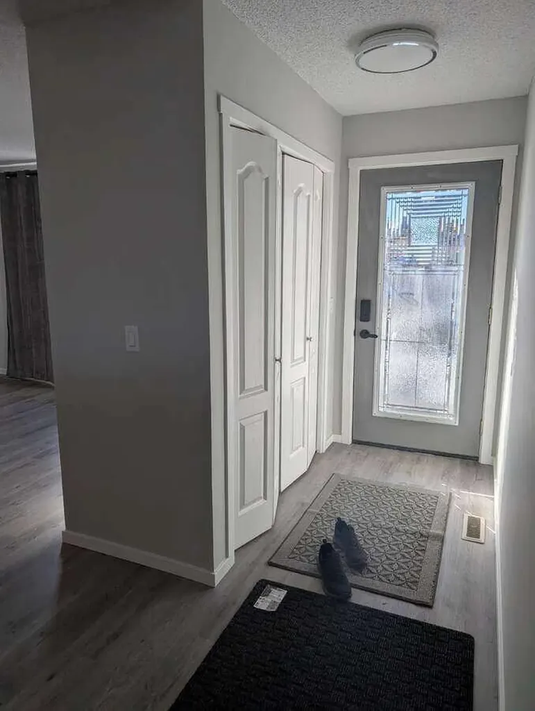 1106 39 Street SE Calgary AB T2A 1E4