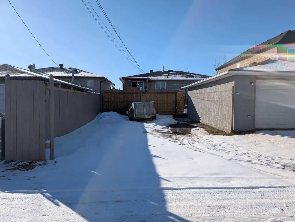 1106 39 Street SE Calgary AB T2A 1E4