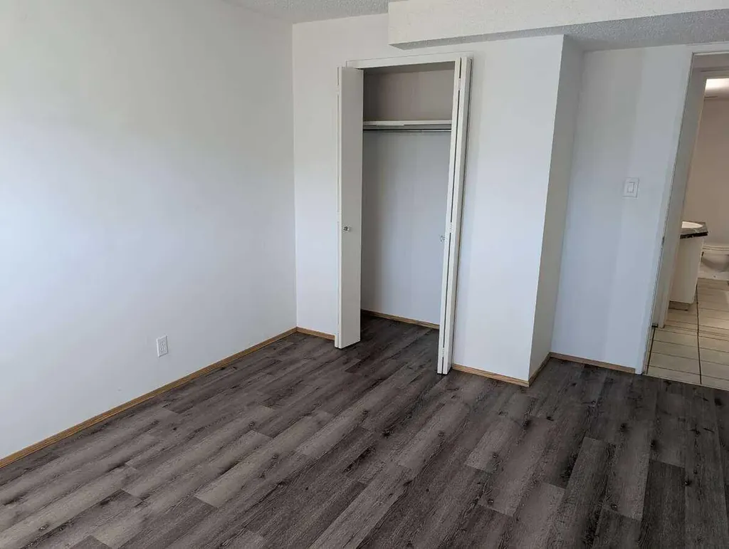 1106 39 Street SE Calgary AB T2A 1E4