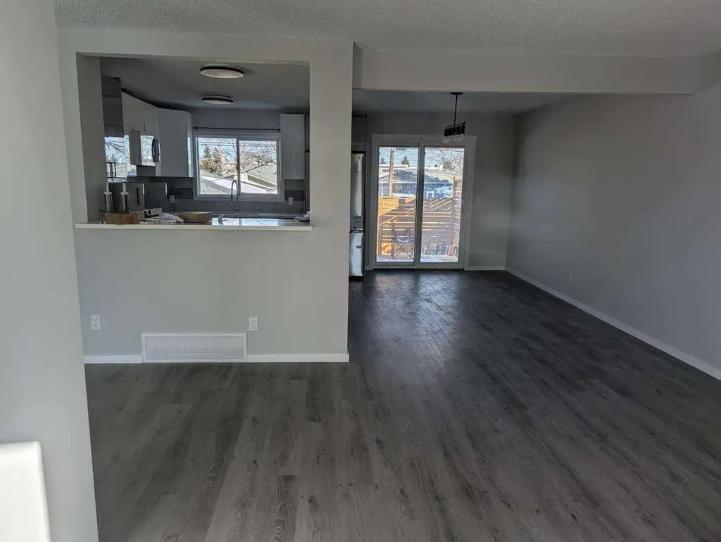 1106 39 Street SE Calgary AB T2A 1E4