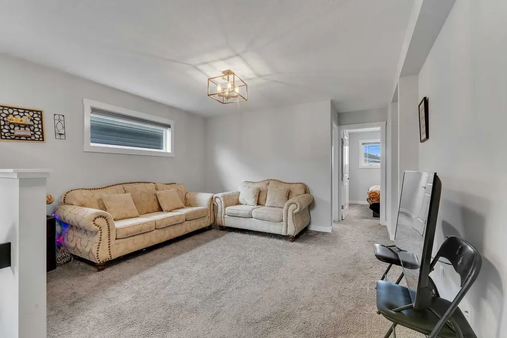 521 Chinook Winds Gardens SW Airdrie AB T4B 5J6